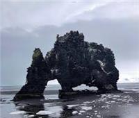 «التنين المتجمد».. قصة غريبة لتكوين صخري فريد تجذب آلاف السياح في جزيرة بأيسلندا