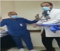  ممرض واقعة «السجود للكلب» يبكى علي الهواء ويوجه رسالة لزملائه بالمهنة| فيديو