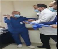 نقابة الأطباء تحيل الطبيب صاحب فيديو «السجود للكلب» للتحقيق