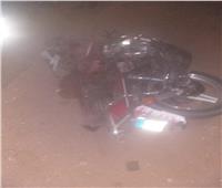  صور| إصابة شاب في تصادم سيارة ودراجة بخارية بطريق نجع حمادي الصحراوي 