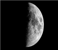 قمر «التربيع الأول» يزين السماء الليلة