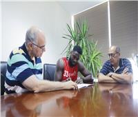 مايكل فاكوادي يدعم «رجال سلة الأهلي» في البطولة العربية 