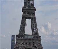 مغامر فرنسي يقطع مسافة 600 متر بين برج إيفل ومسرح شايلوت في الهواء| فيديو