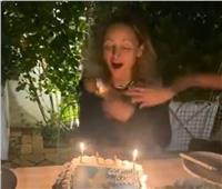 موقف صعب.. احتراق شعر نيكول ريتشي في الاحتفال بعيد ميلادها