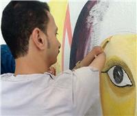 فنان من ذوي الهمم يرسم بفمه وقدميه متحدياً الإعاقة