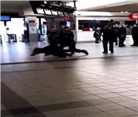 شرطي أسترالي يعتدي على رجل بعنف وسط احتجاجات ملبورن | فيديو