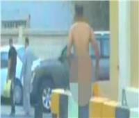 تفاصيل صادمة في واقعة سير رجل عاريًا في شوارع الشرقية | فيديو