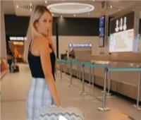 غرائب المطارات.. حيلة ماكرة من فتاة لإخفاء حقيبة إضافية أثناء سفرها