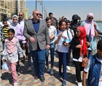 محافظ بني سويف يصطحب عدد من الشباب لزيارة مشروعات «حياة كريمة»
