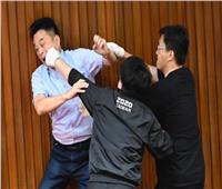 مشاجرة «صاخبة» داخل البرلمان في تايوان.. فيديو