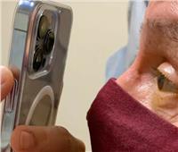 طبيب يفحص المرضى بكاميرا «آيفون 13 برو ماكس»