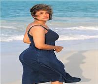 راندا عبد السلام تتصدر «فيس بوك» بفستان أزرق على شواطئ مصر
