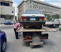 حملة لإزالة السيارات المتهالكة والمتروكة بـ«الأزبكية» 