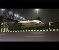 طائرة هندية تعلق أسفل جسر مشاة| فيديو