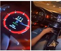 القبض على سعودية تقود السيارة بسرعة جنونية خلال تناول الطعام | فيديو