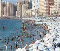 محافظ الإسكندرية يكرم العاملين المتميزين بالشواطئ خلال الصيف