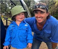 أب يشجع ابنه الرضيع على صيد ثعبان في أستراليا| فيديو