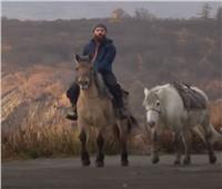 فارس يقرر السفر حول العالم علي ظهر حصان.. والبداية من روسيا | فيديو