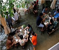 من المحنة إلى المحنة ..فيضان يحول مطعما إلى مقصد سياحي في تايلاند