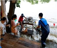 بعد العاصفة «ديانمو».. شعب تايلاند يستمتع بتناول الطعام في الماء| فيديو