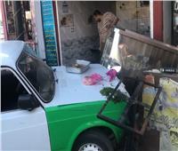 سيارة أجرة تصطدم بـ«امرأة» وتقتحم مطعم مأكولات بـ«دمنهور» | صور