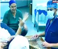 بعد عملية جراحية .. طبيب لبناني يعزف لمريضته | فيديو   
