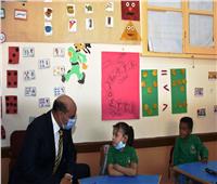 محافظ أسوان يتفقد المدارس لمتابعة سير العملية التعليمية| فيديو 