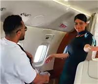محمد رمضان يرقص داخل طائرة: المضيفة الفرفوشة رزق | فيديو