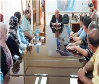 محافظ بورسعيد يلتقي بالعاملين داخل مجلس مدينة بورفؤاد 