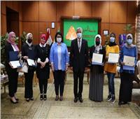 رئيس جامعة المنوفية يكرم الطلاب الوافدين الفائزين في مسابقة أجمل صورة