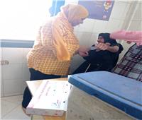 تطعيم معمرة ١١٥ عاما بقرية الخنانسة بسوهاج