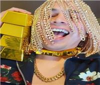 مغني راب مكسيكي يثير الجدل بـ«باروكة وأسنان ذهبية»