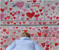 الجدار الأحمر .. قلوب وكلمات تصبح تذكارا لضحايا كورونا بلندن