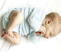 أسباب التعرق عند الرضع وطرق علاجه