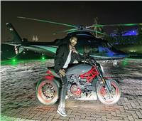 بجوار طائرة في دبي.. محمد رمضان يستقل دراجة بخارية 