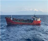 اليونان: سحب سفينة شحن صغيرة على متنها 382 مهاجراً