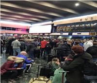 بسبب سقوط شجرة.. تكدس آلاف الركاب بمحطة القطار في لندن| فيديو