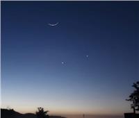 مثلث سماوي لـ«هلال القمر المتناقص» يزين السماء فجر الأربعاء
