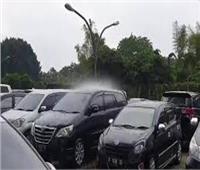 مشهد غريب.. الأمطار تتساقط على سيارة واحدة فقط دونًا عن باقي السيارات | فيديو 