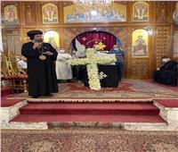الأنبا صليب يصلي صلوات تجنيز القمص إليشع زكي في مطرانية المنصورة