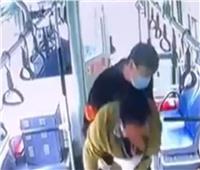 سائق صيني ينقذ راكبًا من الاختناق بسبب الطعام| فيديو   