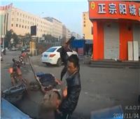 مشهد مروع.. شاب يهاجم المارة بالساطور في الصين |فيديو  