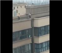 فيديو يحبس الأنفاس.. طفل يقفز بين مبنيين على ارتفاع 22 طابقًا   