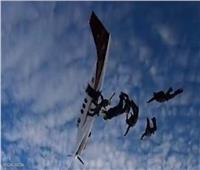 لحظة قفز مظليين وسقوط طائرة بين السحاب| فيديو