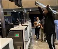 بسبب تأجيل رحلته.. راكب يحطم مكتب استقبال في مطار برازيلي |فيديو  