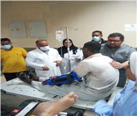 وفد المستشفي الجامعي بأسوان يطمئن على مصابي حادث طريق أبوسمبل