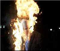 متظاهرون يحرقون دمية على هيئة جونسون في لندن
