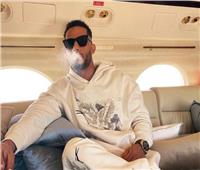 محمد رمضان يدخن سيجارة داخل طائرته الخاصة