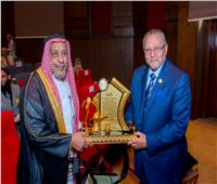 إهداء درع كنوز المعرفة السعودي لـ اتحاد الآثاريين العرب