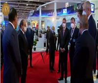 الرئيس السيسي يتبادل أطراف الحديث مع رؤساء الشركات العالمية بمعرض النقل | فيديو